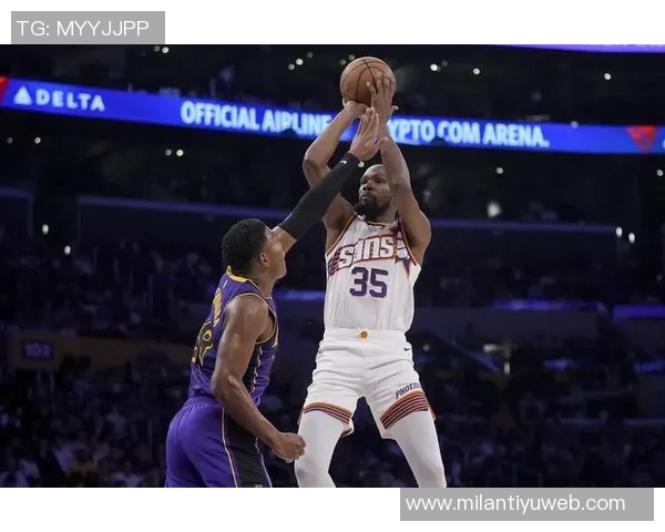 里斯三分球表现惊艳砍下12分助力球队逆转卫冕冠军更衣室庆祝热烈 里斯三分球表现惊艳砍下12分助力球队逆转卫冕冠军更衣室庆祝热烈