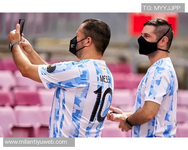 梅西社媒分享诺坎普打卡热潮球迷争相拍照留念 梅西社媒分享诺坎普打卡热潮球迷争相拍照留念