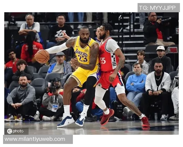 詹姆斯替补席上显不满情绪频频起身运球引发关注