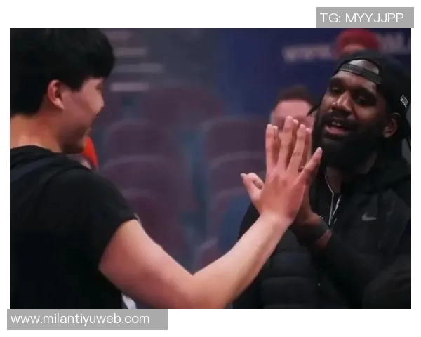 杨瀚森与奥登同框合影分享小圣诞树装饰喜悦时刻即将迎接12月的到来