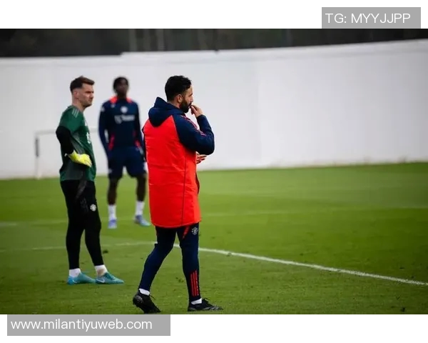 阿莫林积极引入青训新星18岁莱西在一线队训练中表现抢眼