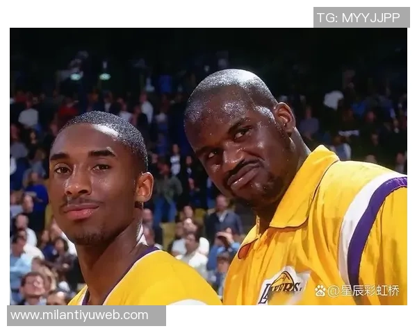 谢里夫奥尼尔特意前来致敬科比叔叔与雕像合影留念