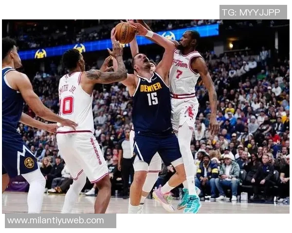 媒体人分析谢泼德与队友共同蹲底角的战术选择与出手权分配问题