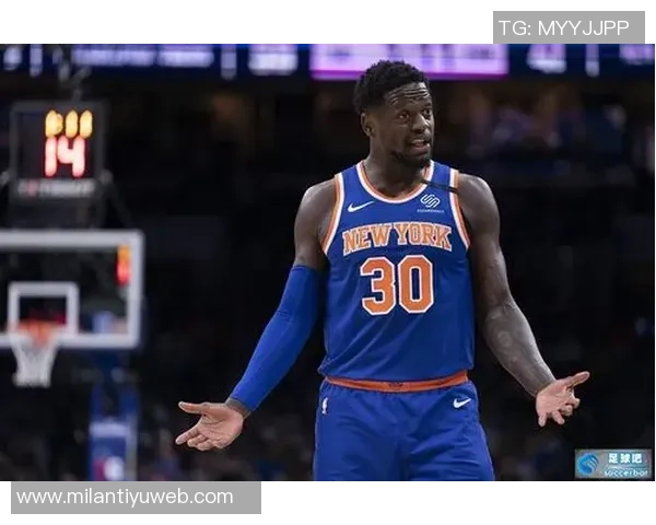 兰德尔表现平平全场10投仅4中贡献16分5篮板1助攻次节状态低迷未能得分